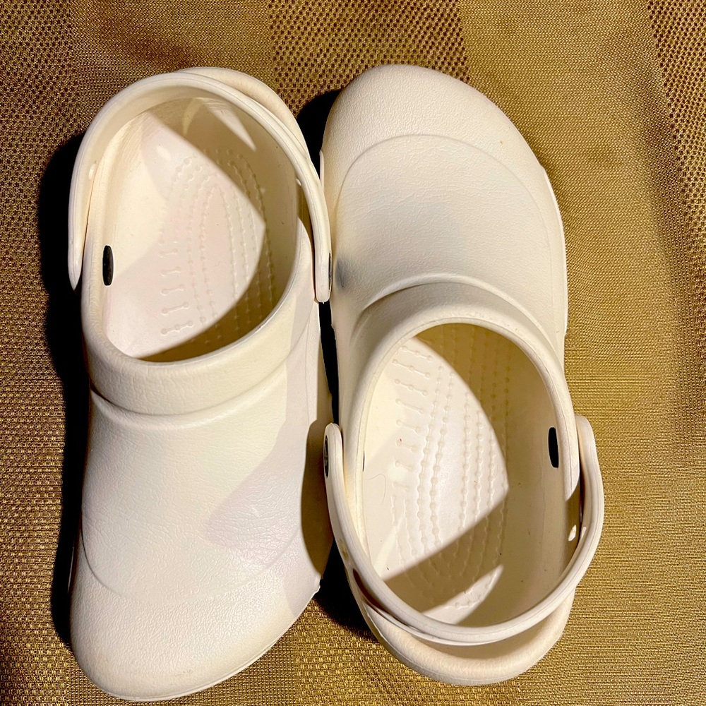 CROCS: white clog with strap. Sz 6 women or Sz 4 men- Unisex- gently used